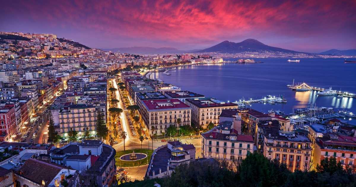 Napoli e Vesuvio vista di notte